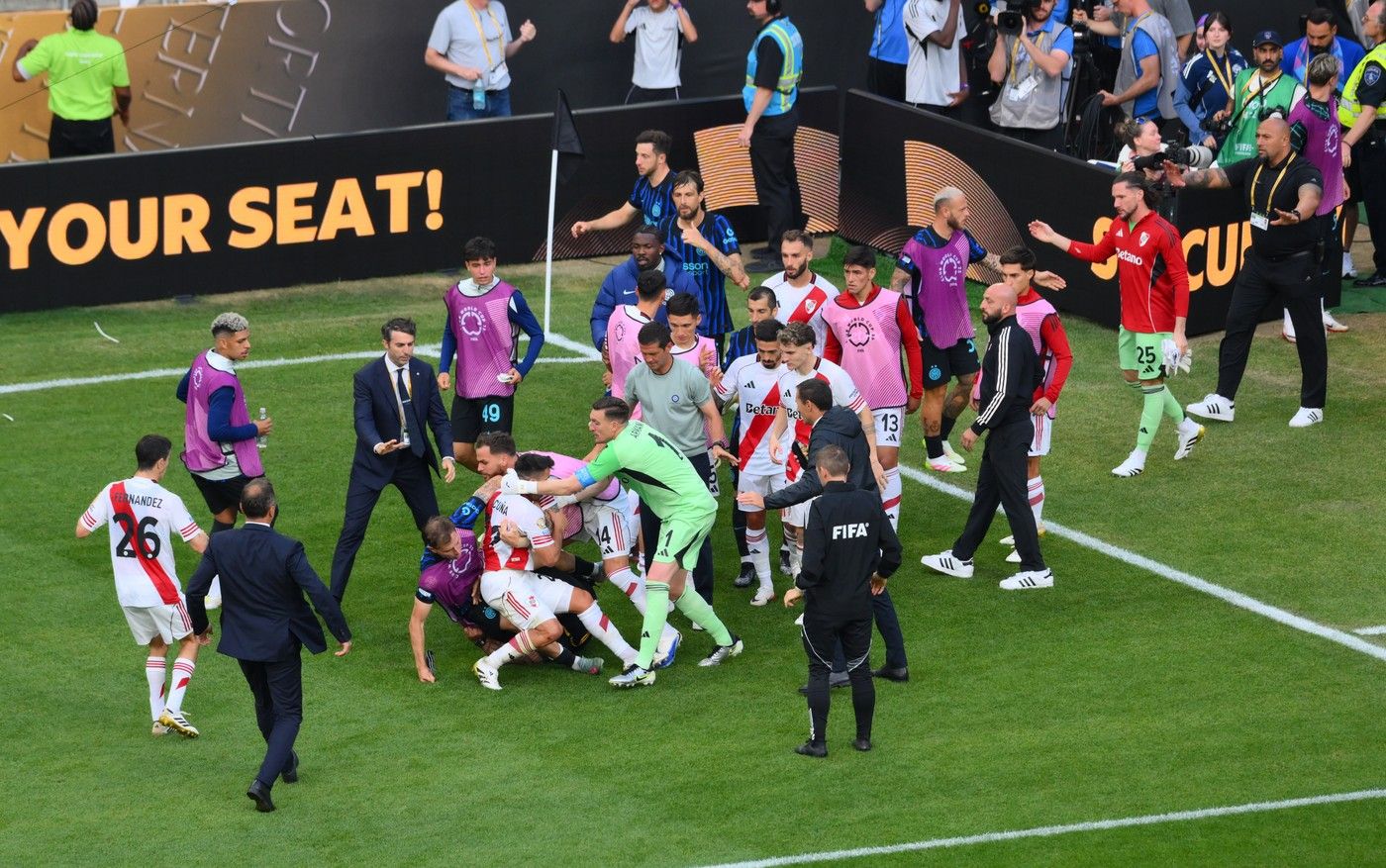 Cristi Chivu s-a pus în fața agresorului. Sprint de 60 de metri la Inter – River Plate pentru a-l scăpa pe fotbalist de bătaie