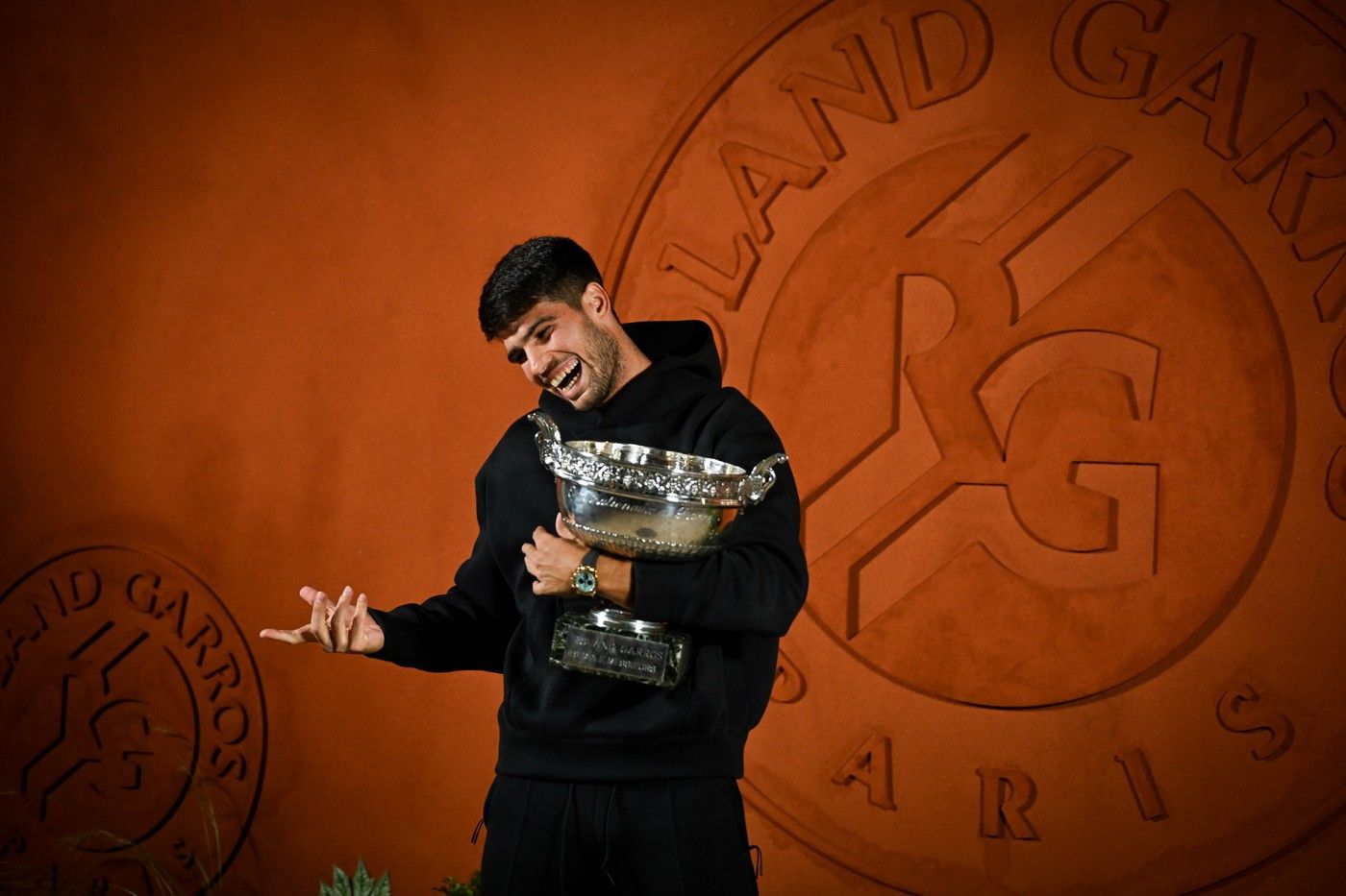 De-asta-este-Carlos-Alcaraz-cel-mai-iubit-jucator-din-ATP.-Cum-a-sarbatorit-titlul-de-la-Roland-Garros-cu-copiii-de-mingi.jpg