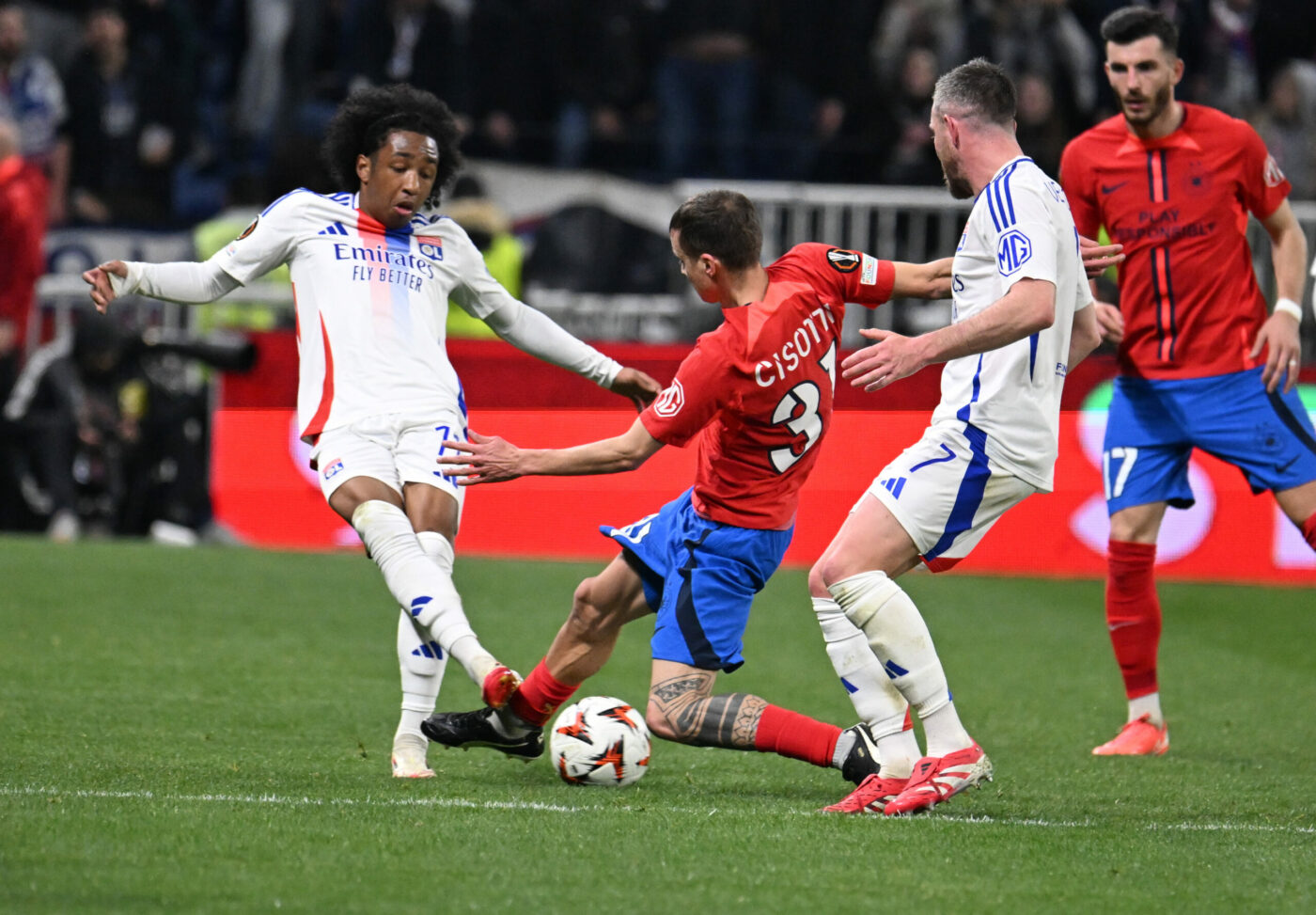 Fotbalistul-supersonic-a-fost-remarcat-in-FCSB-–-Lyon-iar-Chelsea-trebuie-sa-achite-50.000.000-de-euro-pe-masa-pentru-transfer-scaled-e1750105948296-1400x973.jpg