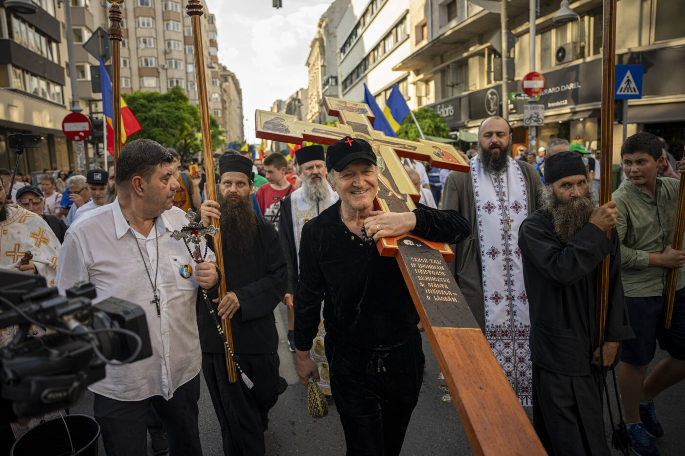 Gigi Becali a anunțat că merge să sfințească locul unde va avea loc marșul LGBTQIA. „Să nu lase duhuri necurate”