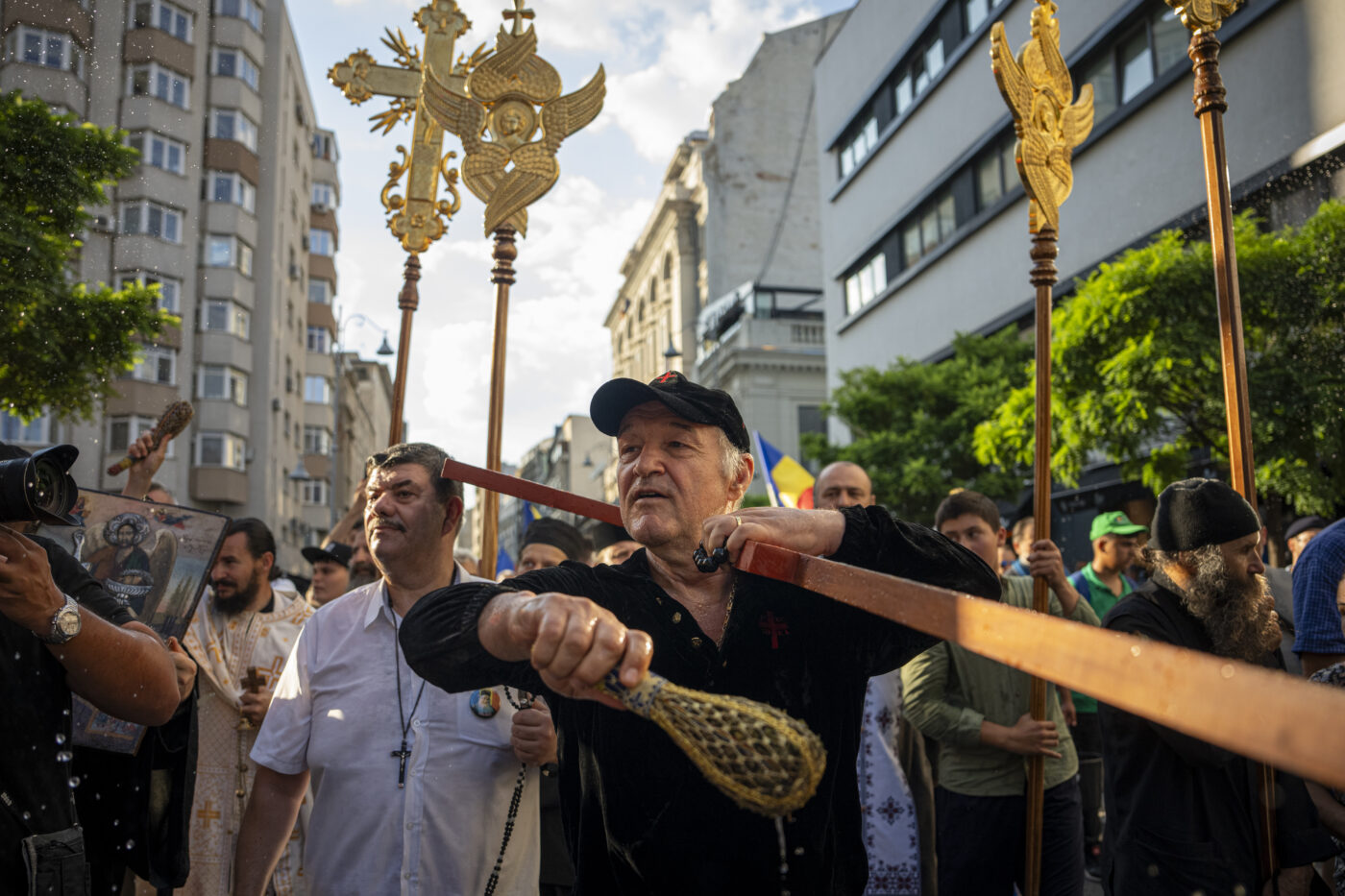 Gigi-Becali-a-iesit-sa-„curete-pe-Calea-Victoriei-dupa-marsul-LGBT.-A-cantat-din-Evanghelie.-„In-toate-locurile-vom-sfinti-si-vom-da-cu-aghiasma-si-cu-tamaie-1400x933.jpg