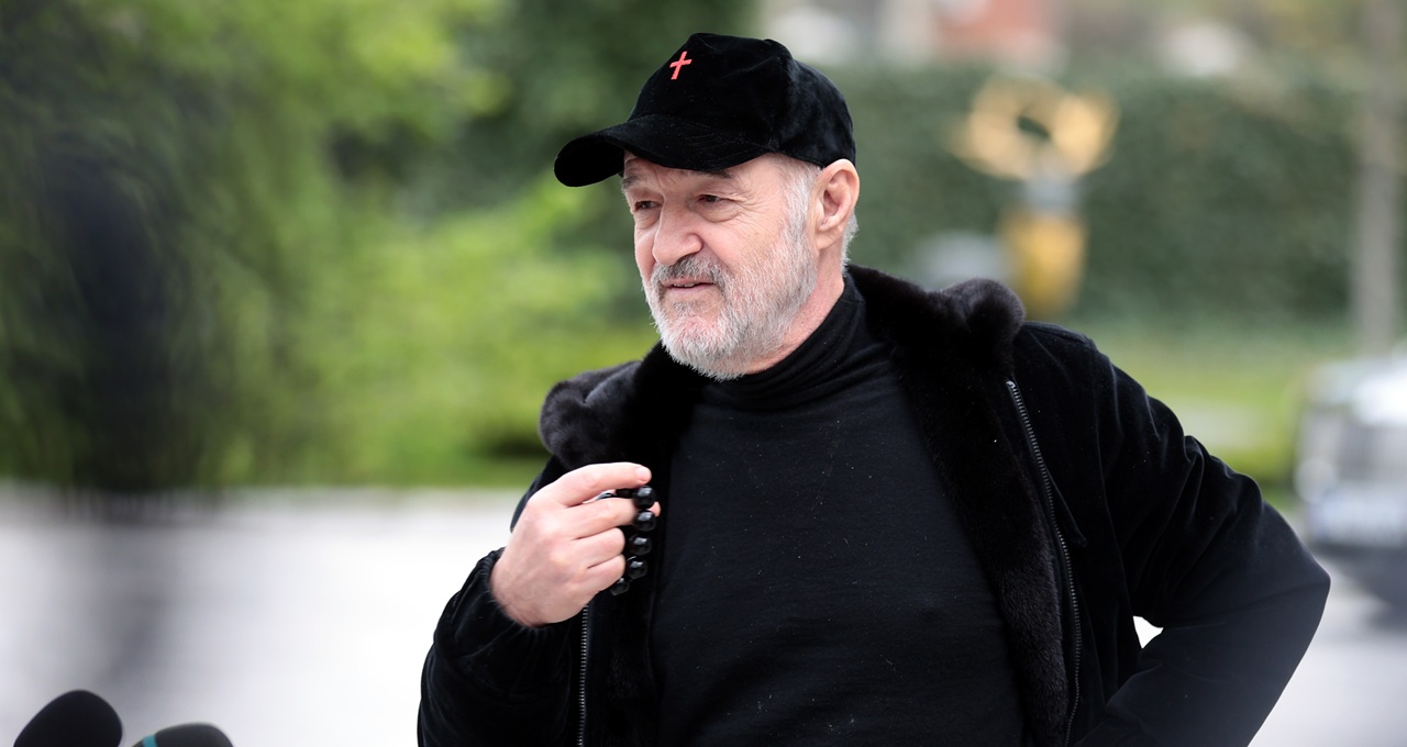 Gigi Becali n-a stat pe gânduri, după decizia Patriarhului Daniel: „Eu sunt oaia. Stau în genunchi”