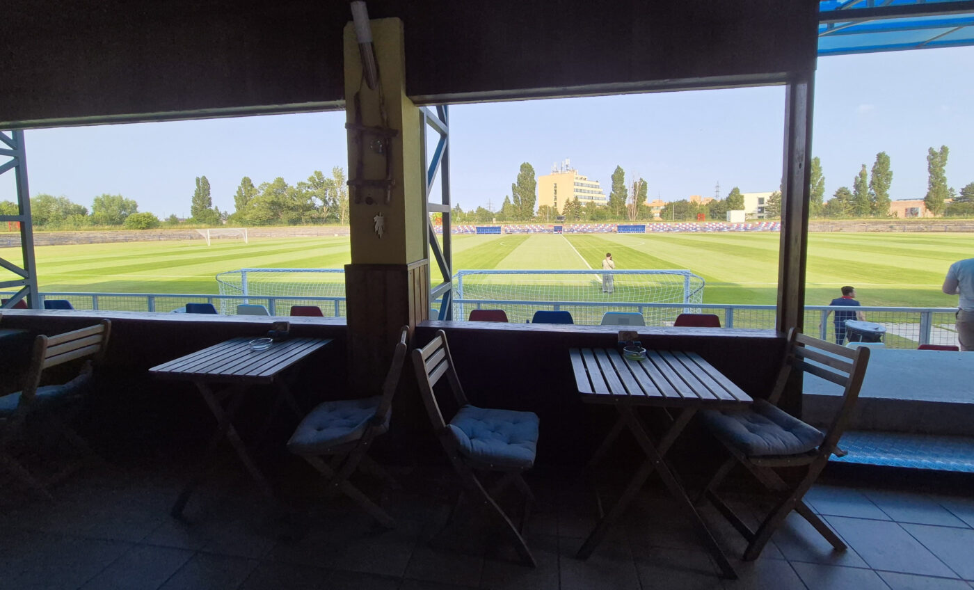 Imagini spectaculoase cu stadionul unde se antrenează România U21: e unic în Europa pentru că intrarea se face și dintr-un bar!