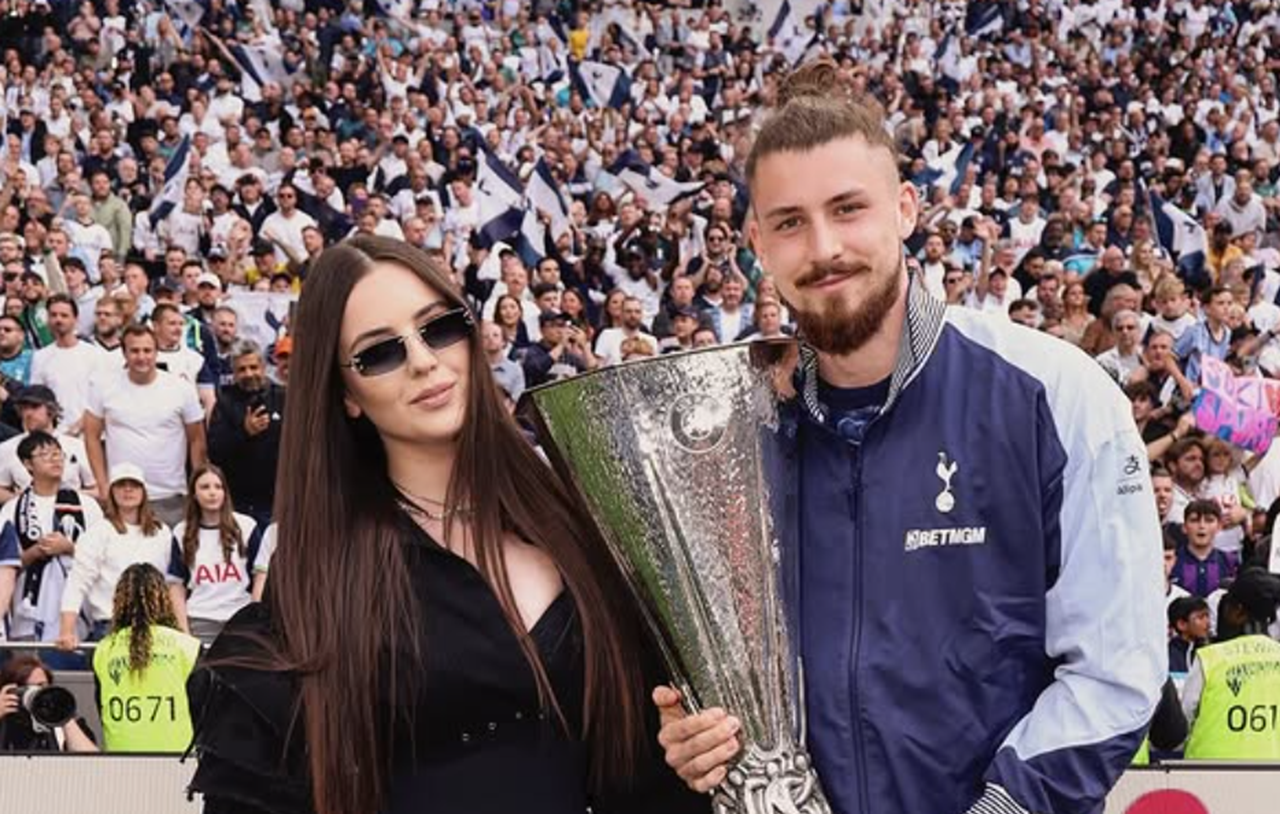 Radu-Dragusin-castiga-5.300.000-de-euro-pe-an-la-Tottenham-si-a-plecat-cu-iubita-intr-o-vacanta-de-milionar.png