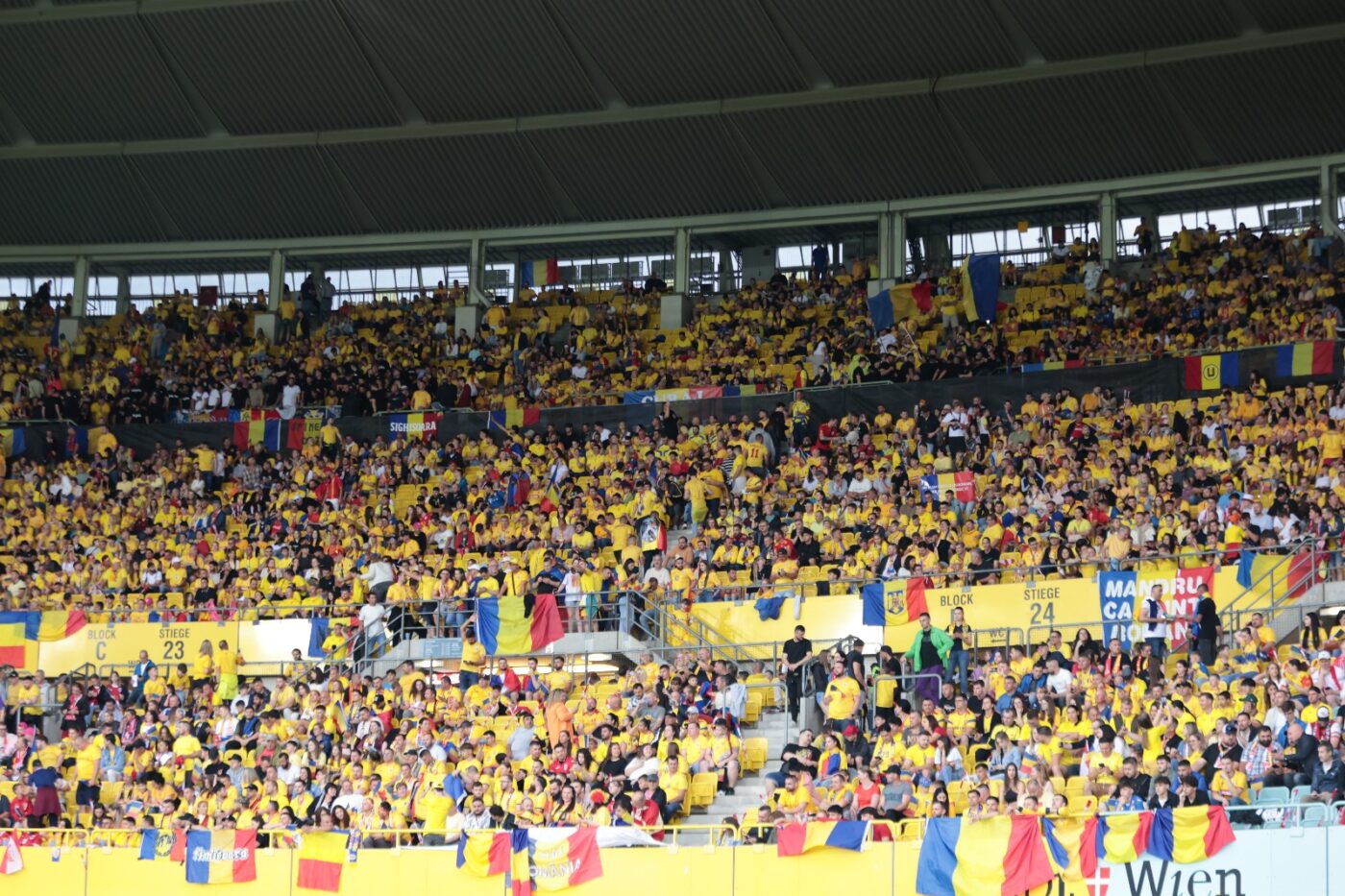 Românii au invadat Austria. Se cutremură stadionul Ernst Happel: aproape 15.000 de fani își strigă iubirea tricoloră