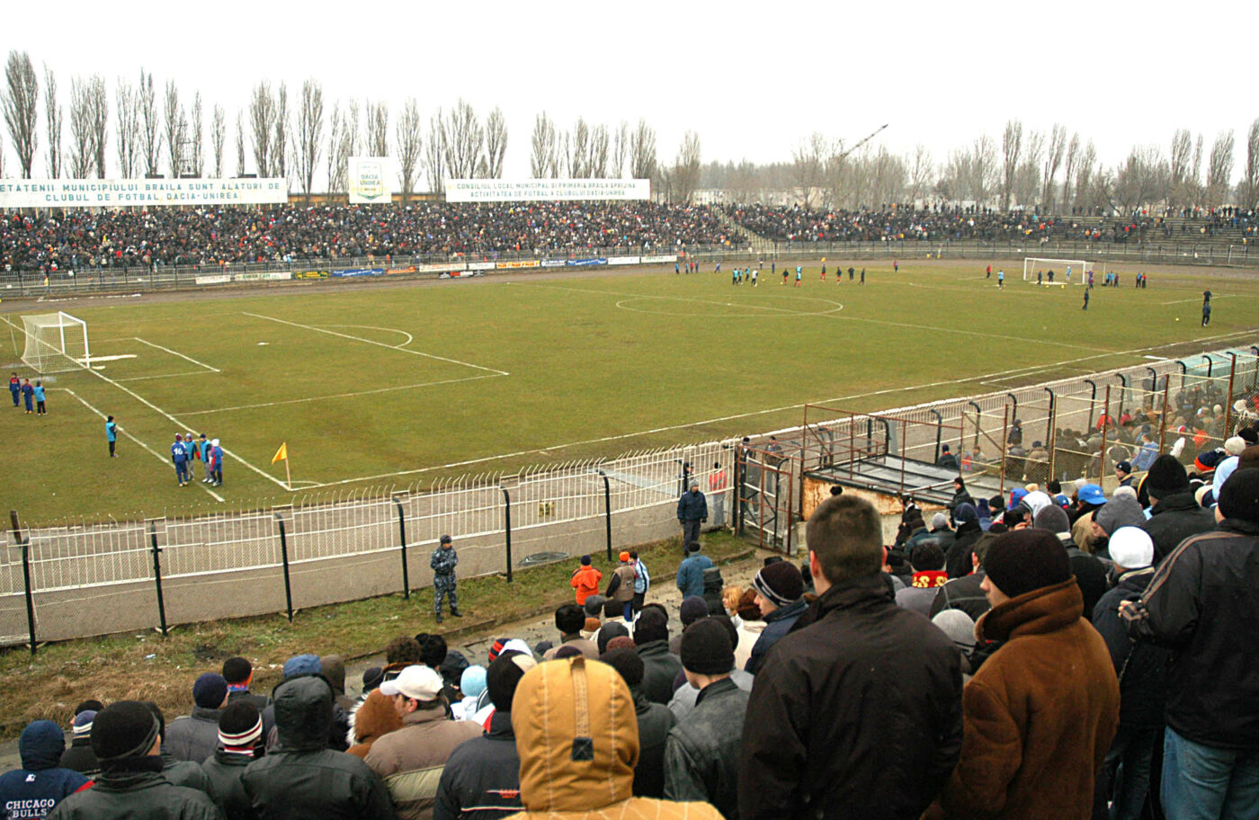 S-a-ales-praful-de-stadionul-de-20.000-de-locuri-din-Romania-Arena-de-fotbal-a-fost-parasita-si-e-o-adevarata-jungla-plina-de-buruieni-1400x912.jpg