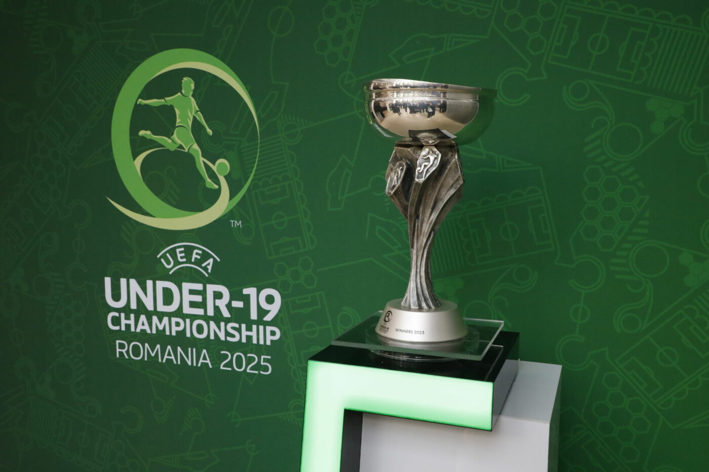 Totul-despre-EURO-U19-in-Romania-care-incepe-maine-costa-doar-4-euro-sa-vezi-pe-viu-„perlele-de-la-Barcelona-Dortmund-sau-Arsenal-si-sa-sustii-tricolorii-Stadioane-program-de-unde-iei-bilete-1400x933.jpg