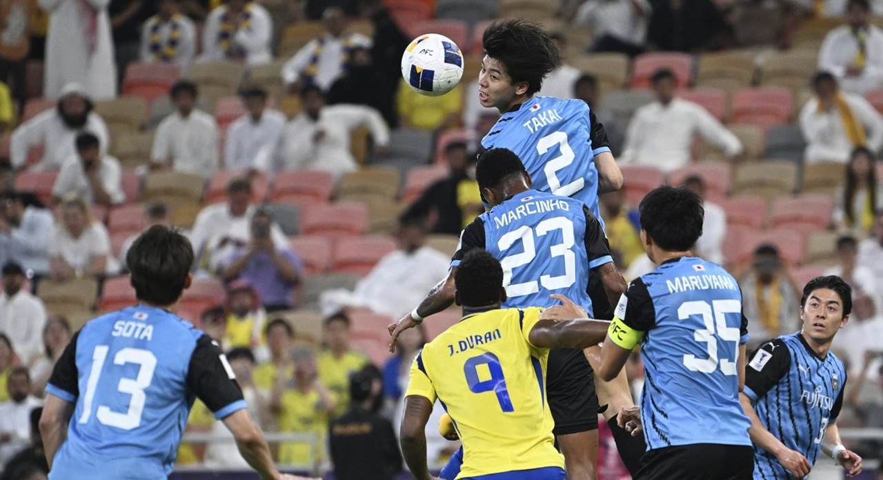 Un japonez de 1,95 metri, noua belea de pe capul lui Radu Drăgușin. Tottenham îl transferă pe starul asiatic