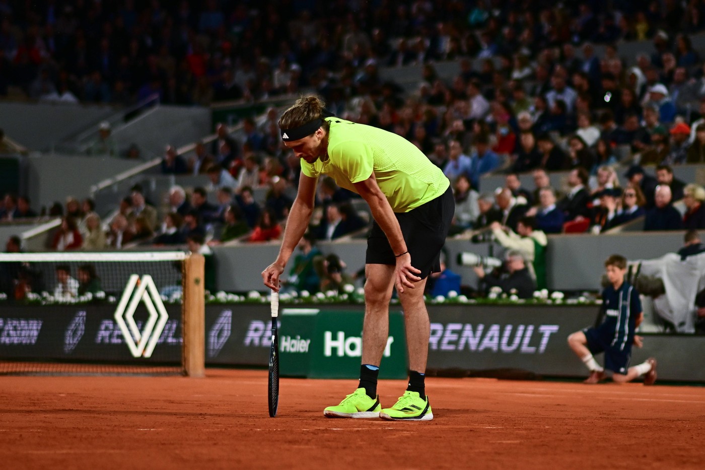 Zverev-explicatie-ilara-dupa-ce-Djokovic-l-a-eliminat-de-la-Roland-Garros.-A-dat-vina-pe-conditiile-meteo.jpg