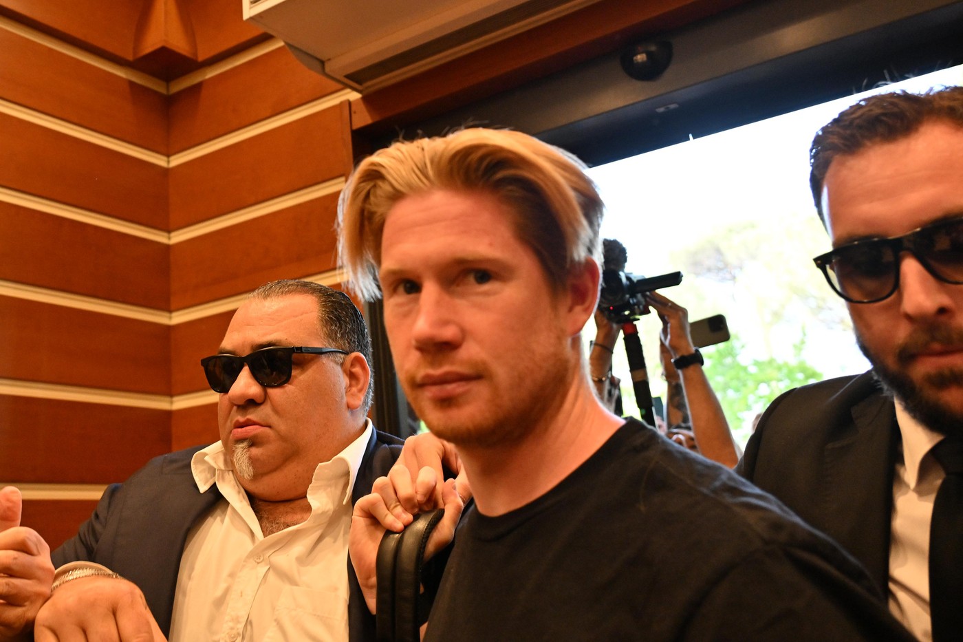 Kevin De Bruyne n-a scăpat nici la Roma de asaltul fanilor napoletani. Startul belgian a efectuat vizita medicală şi va semna pe 2 ani cu campioana Italiei