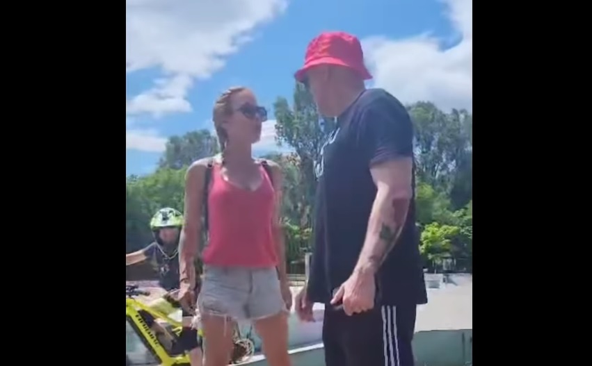 „M-a scuipat. Apoi, a început să mă lovească”. O femeie a fost agresată de un fan al lui U Cluj în Parcul Rozelor