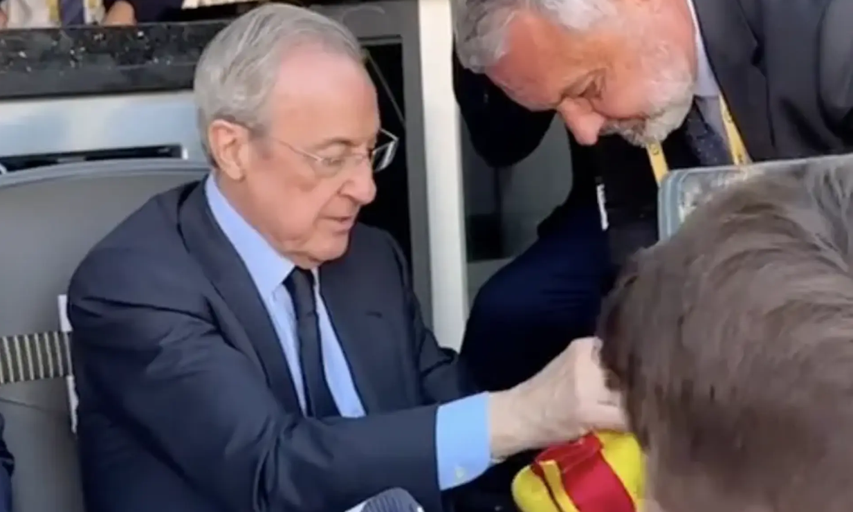 Cum a reacționat Florentino Perez când un fan i-a dat un tricou al Barcelonei să-l semneze