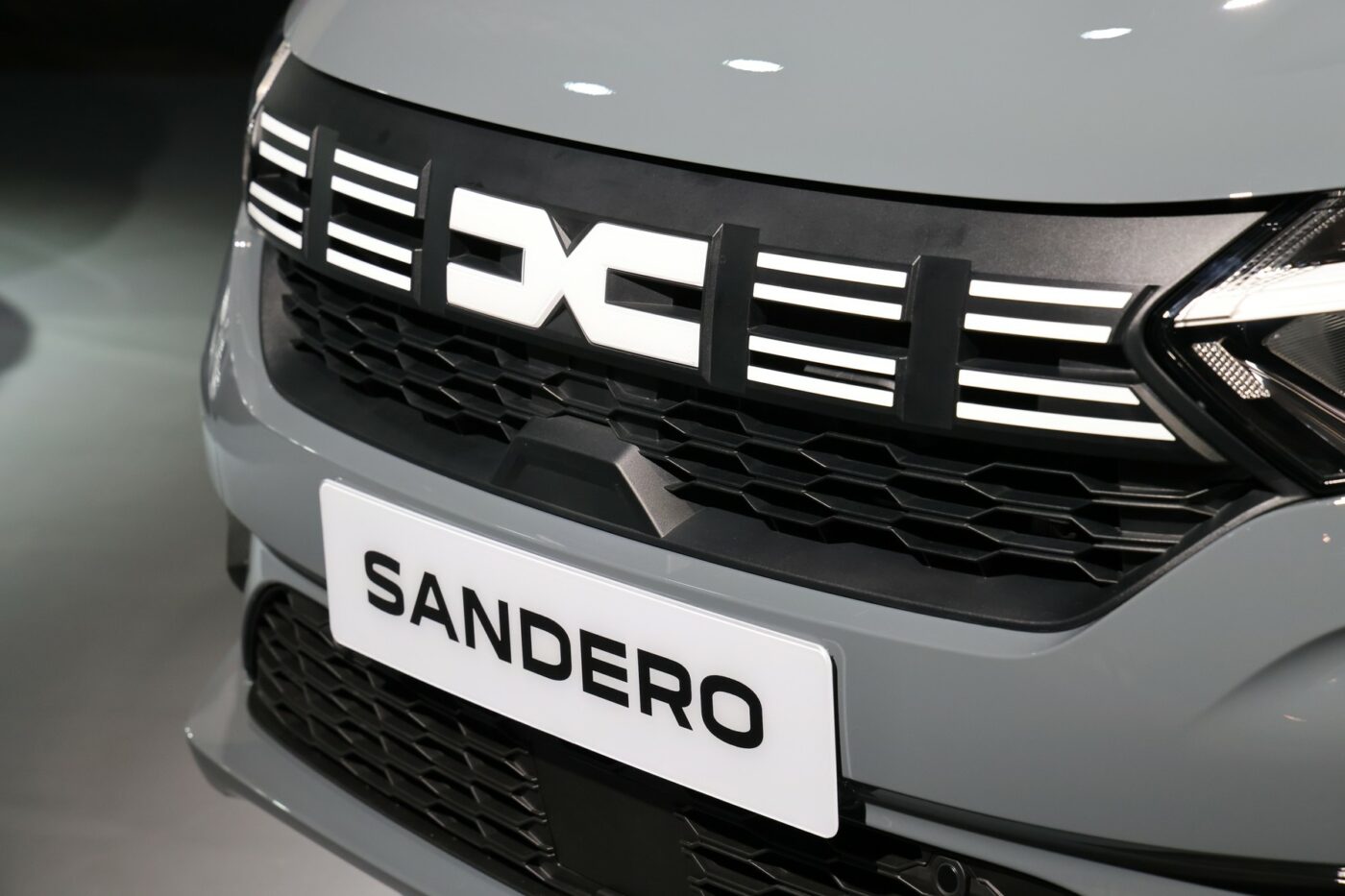 Cum-arata-noul-interior-de-la-Dacia-Sandero-2026-Au-aparut-primele-imagini-„spion-„Salt-tehnologic-evident-1400x933.jpg
