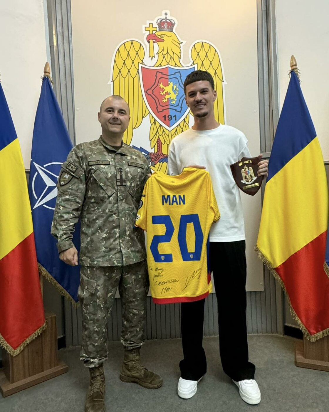 Dennis-Man-a-fost-omagiat-de-catre-o-infanterie-din-Arad-in-recenta-vacanta-din-Romania.-Fotbalistul-a-primit-placheta-aniversara-de-195-de-ani-de-Tra-1120x1400.jpg