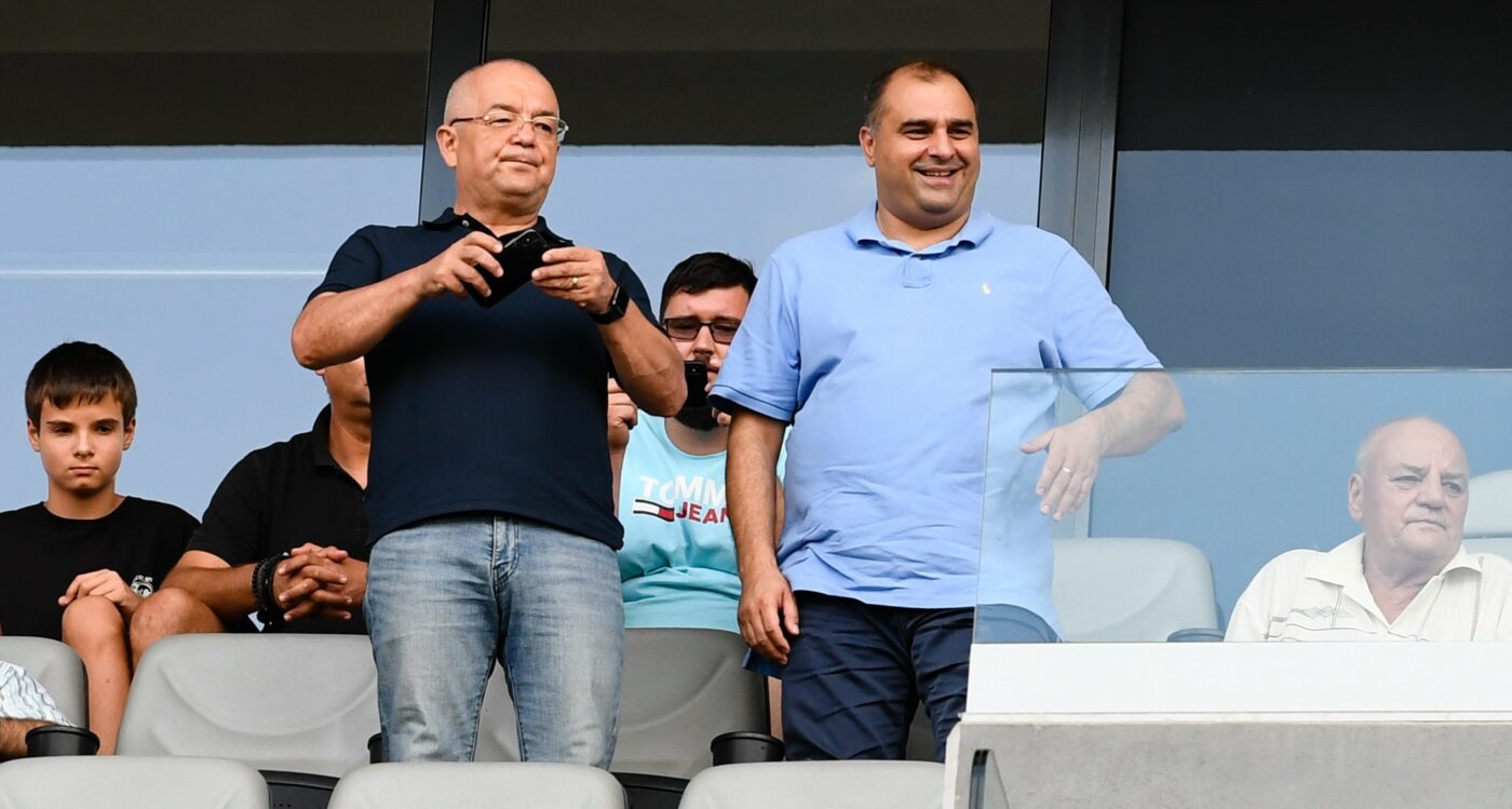 Emil Boc, fericit nevoie mare pentru că fanii lui U Cluj, echipa în care a pompat milioane de euro din banii comunității locale, fac atmosferă incendiară în centrul capitalei Armeniei”