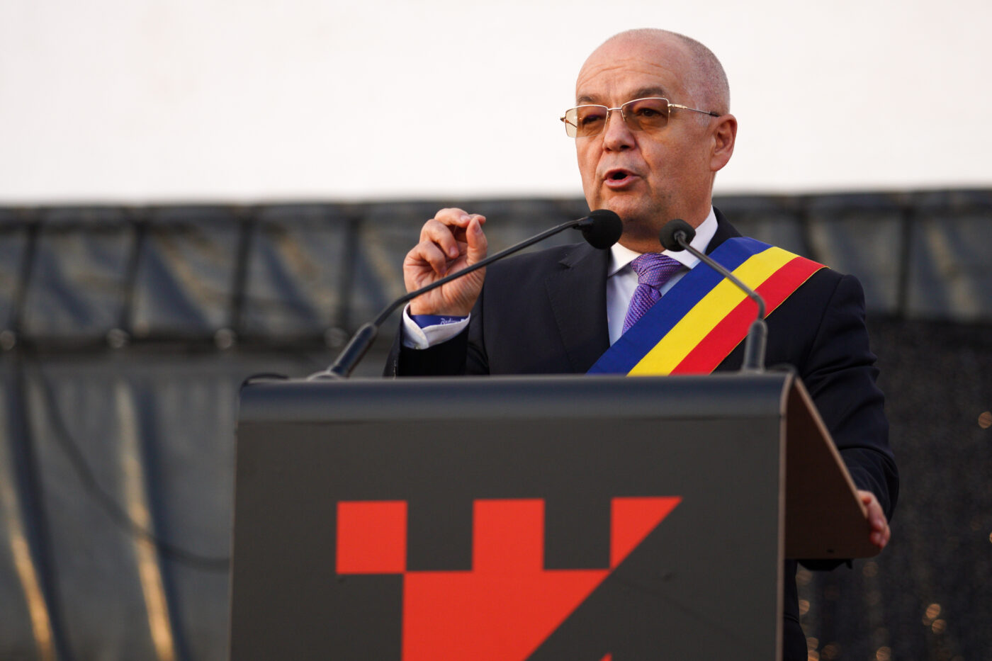 Emil Boc, primarul-suporter pentru U Cluj, în deplasarea din Armenia: „Să ne bucurăm! Destul trăim încrâncenați”. Povestea amuzantă cu stewardesa, din avion, și dezvăluiri despre Sabău și Radu Constantea. EXCLUSIV