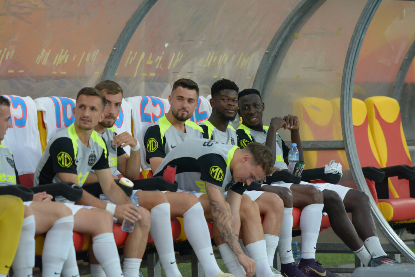 FCSB-a-luat-o-decizie-rara-din-cauza-unei-anomalii.-„Lista-e-identica-cu-cea-UEFA-1400x934.jpg