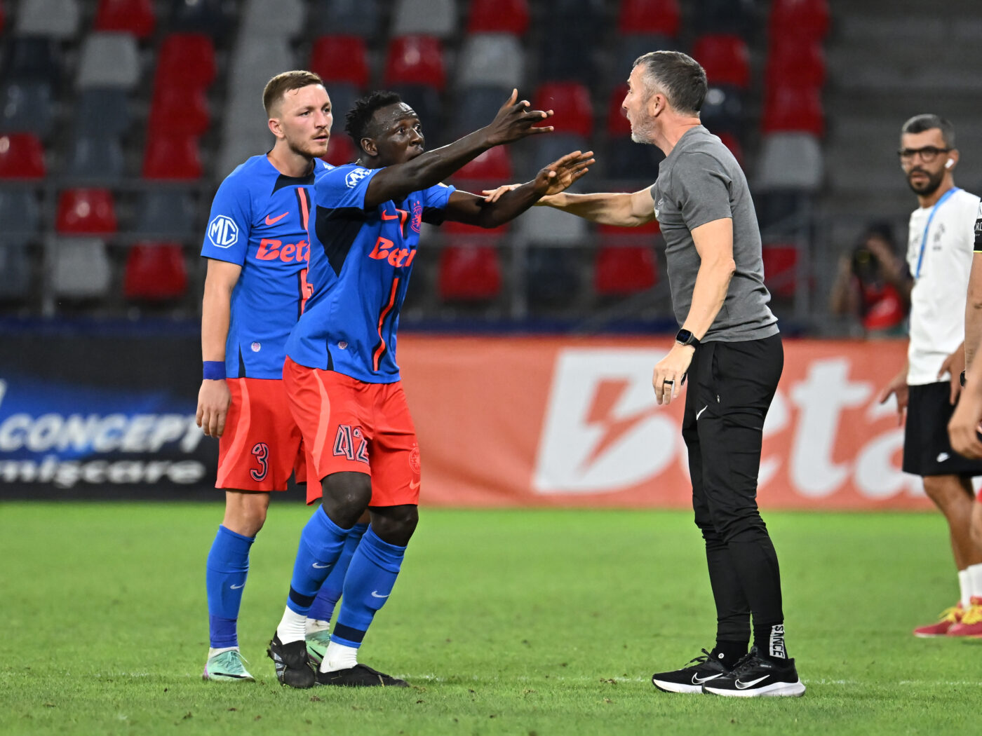 FCSB chiar s-a săturat. A dat cărțile pe față: „Nu vă bateți joc de noi!”