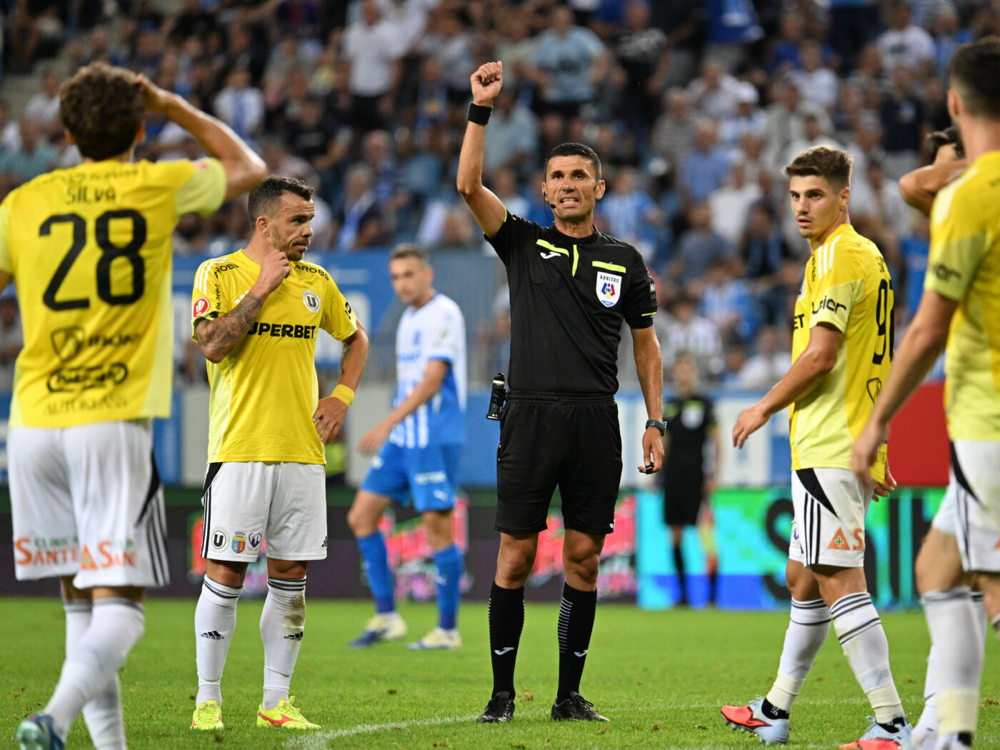 I-a ajuns şi n-are de gând să tacă! Oficialul de la U Cluj l-a distrus pe arbitrul meciului cu Craiova, apoi a încercat să o dreagă: „A fost hilar, a avut tentă”. EXCLUSIV
