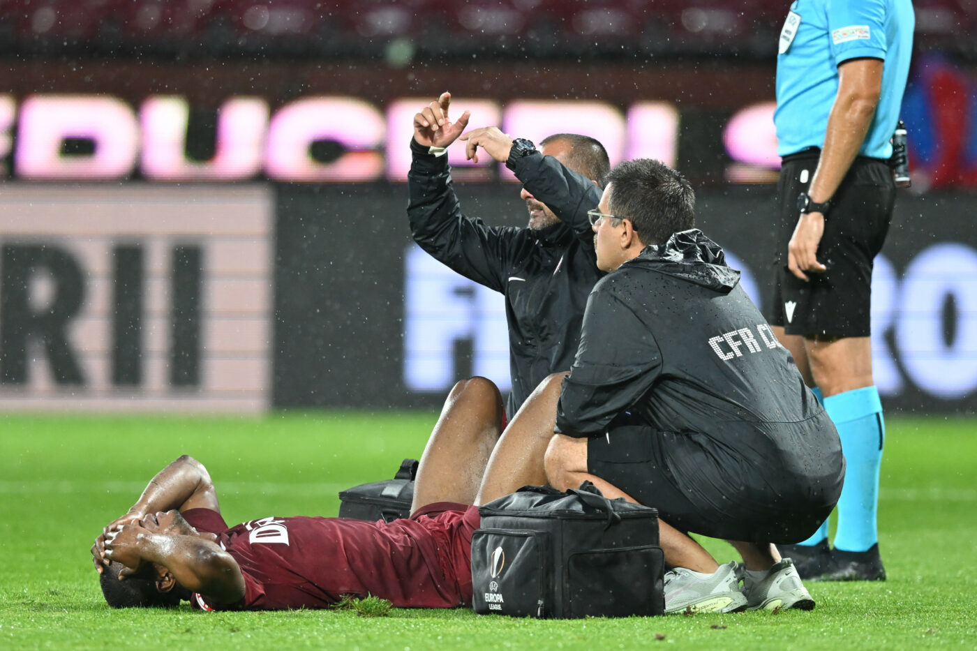 Mohammed Kamara s-a rupt în meciul CFR Cluj – Paksi și diagnosticul e horror. Cât lipsește de pe teren