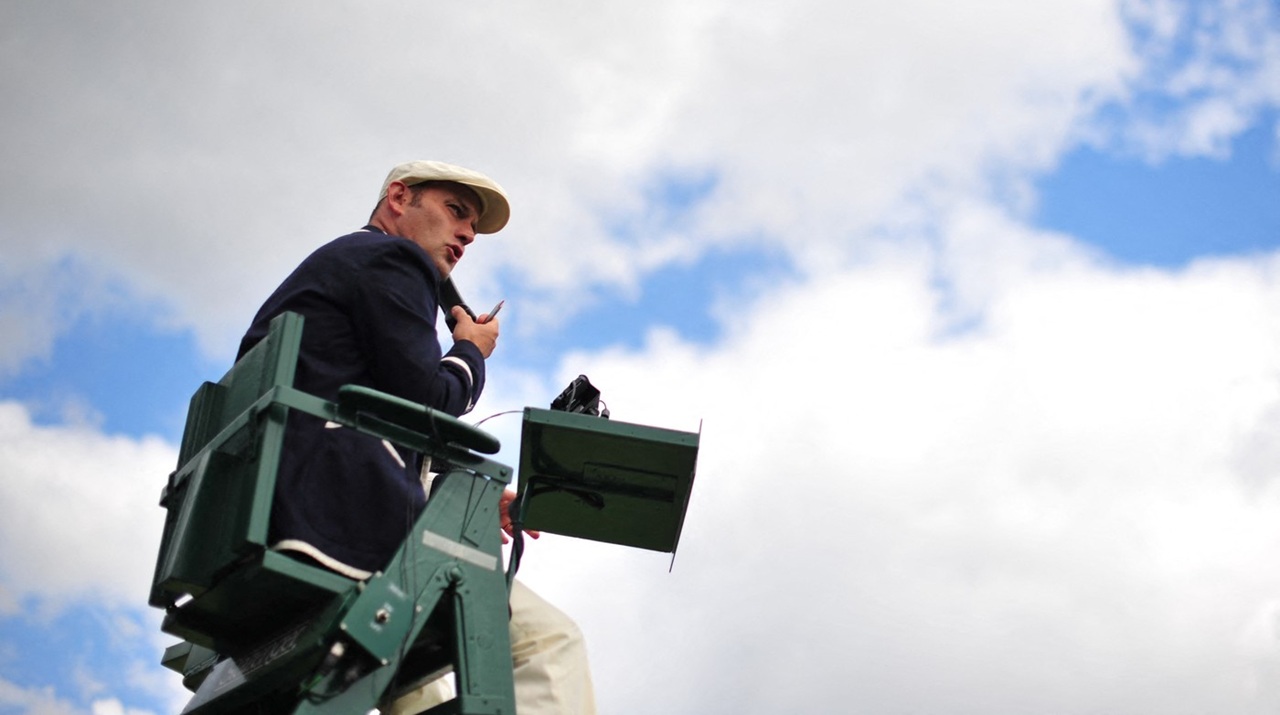 Moment-stanjenitor-Arbitrul-a-pus-o-sa-si-ridice-fusta-si-sa-si-arate-lenjeria-la-Wimbledon-pe-controversata-jucatoare.jpg