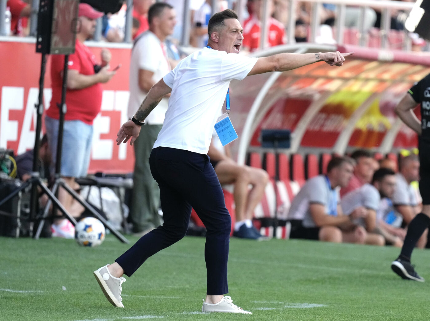 Norocul lui Mirel Rădoi vine pe două fronturi: fundașul Romanchuk și adversarii bosniaci, fotbaliști care în loc de 3-0 s-au trezit cu 2-1 pe tabelă! FK Sarajevo – Craiova, cronică de Daniel Nazare