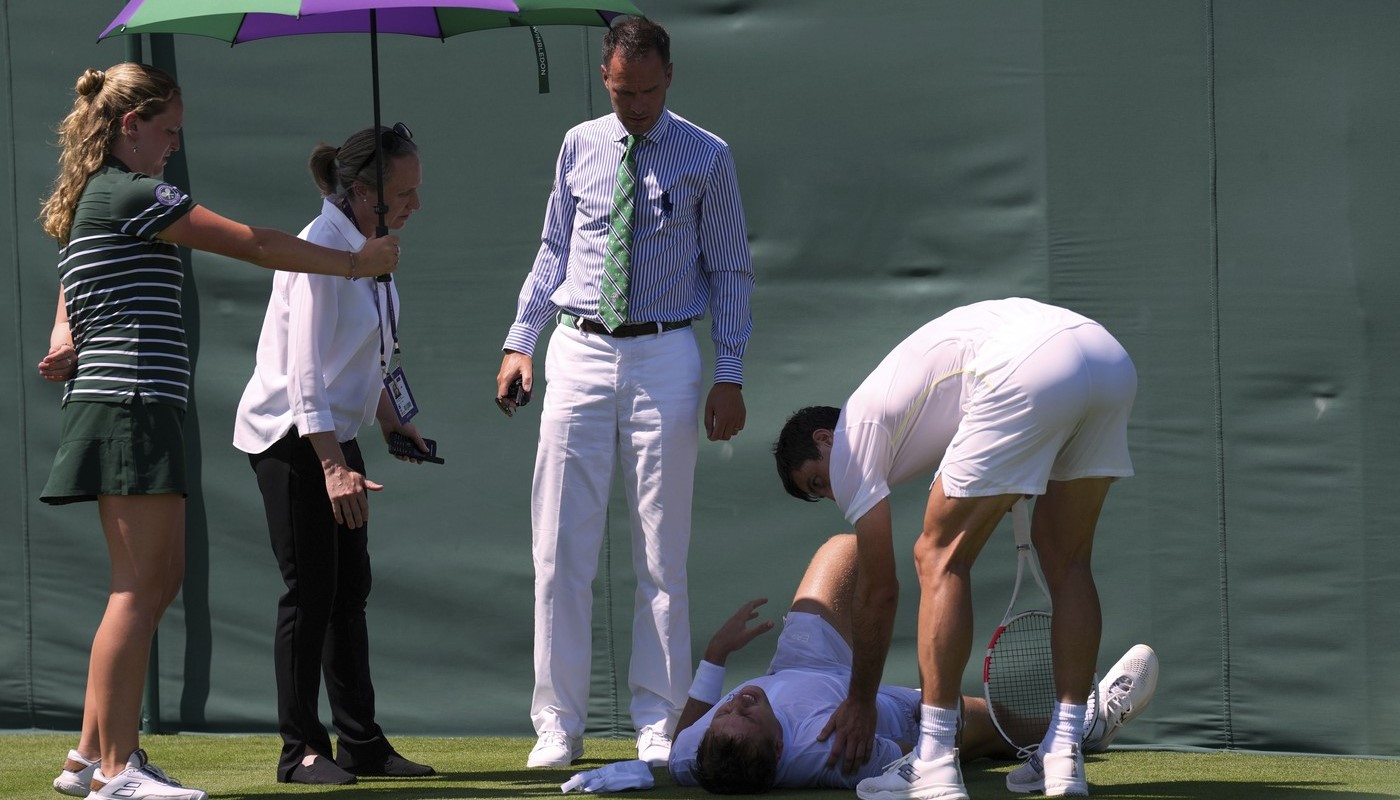S-a-prabusit-in-agonie.-A-abandonat-de-la-Wimbledon-jucatorul-finantat-de-Djokovic.jpg
