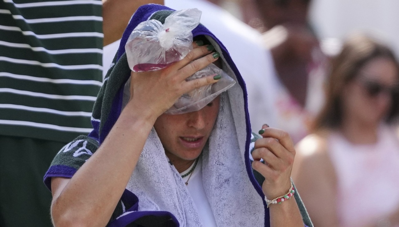 Semifinala-de-la-Wimbledon-s-a-intrerupt-din-cauza-unei-urgente-medicale.jpg