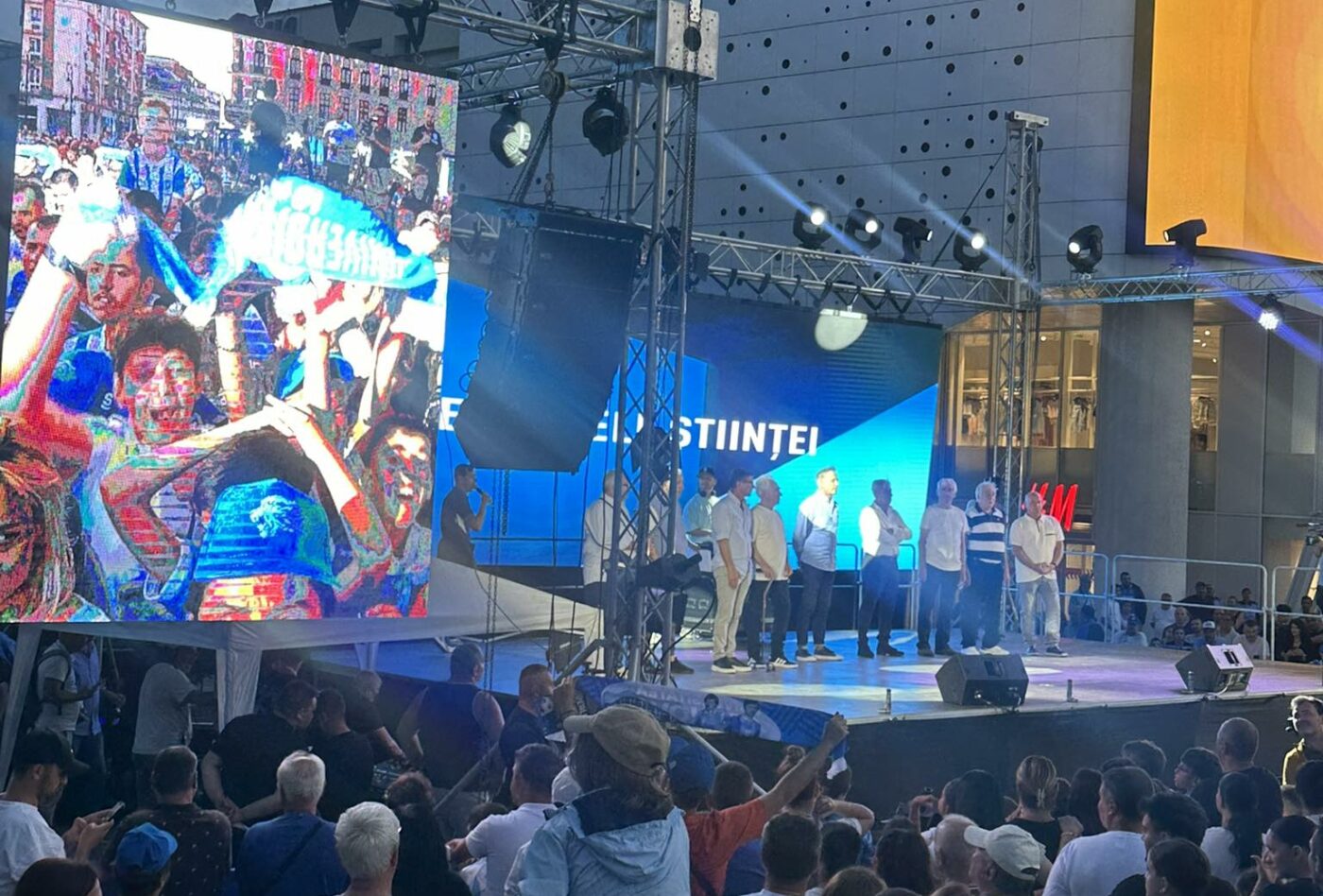 Universitatea Craiova şi-a prezentat lotul şi echipamentul pentru sezonul următor, într-un show  în centrul oraşului