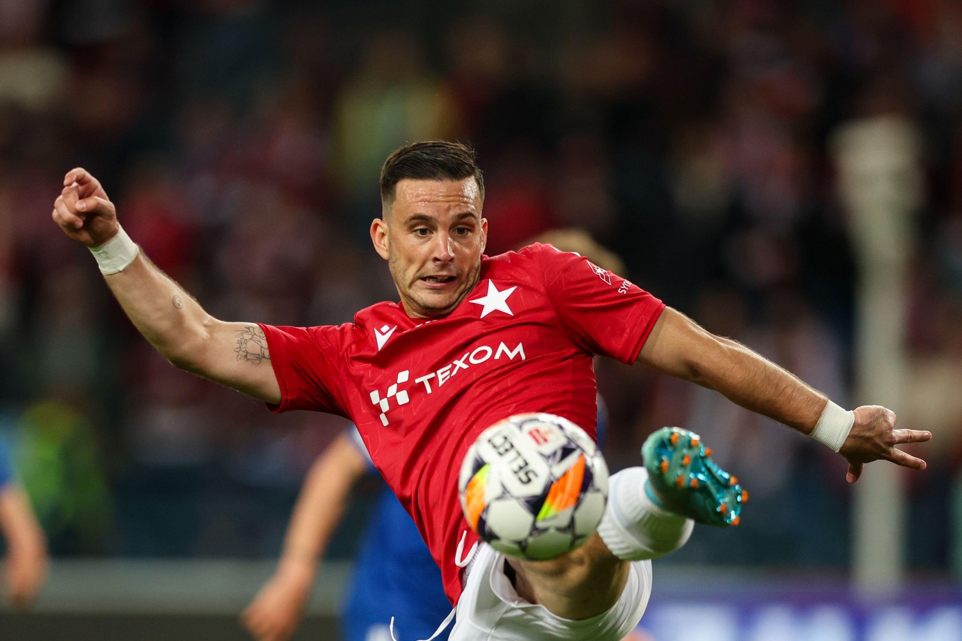 Vârful spaniol dorit de Rapid şi CFR Cluj ar putea ajunge la Universitatea Craiova. Mihai Rotaru ar fi oferit 750.000 de euro pentru fotbalistul trecut pe la Barcelona