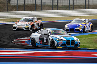România punctează în GT4 European Series, după o cursă de legendă la Misano