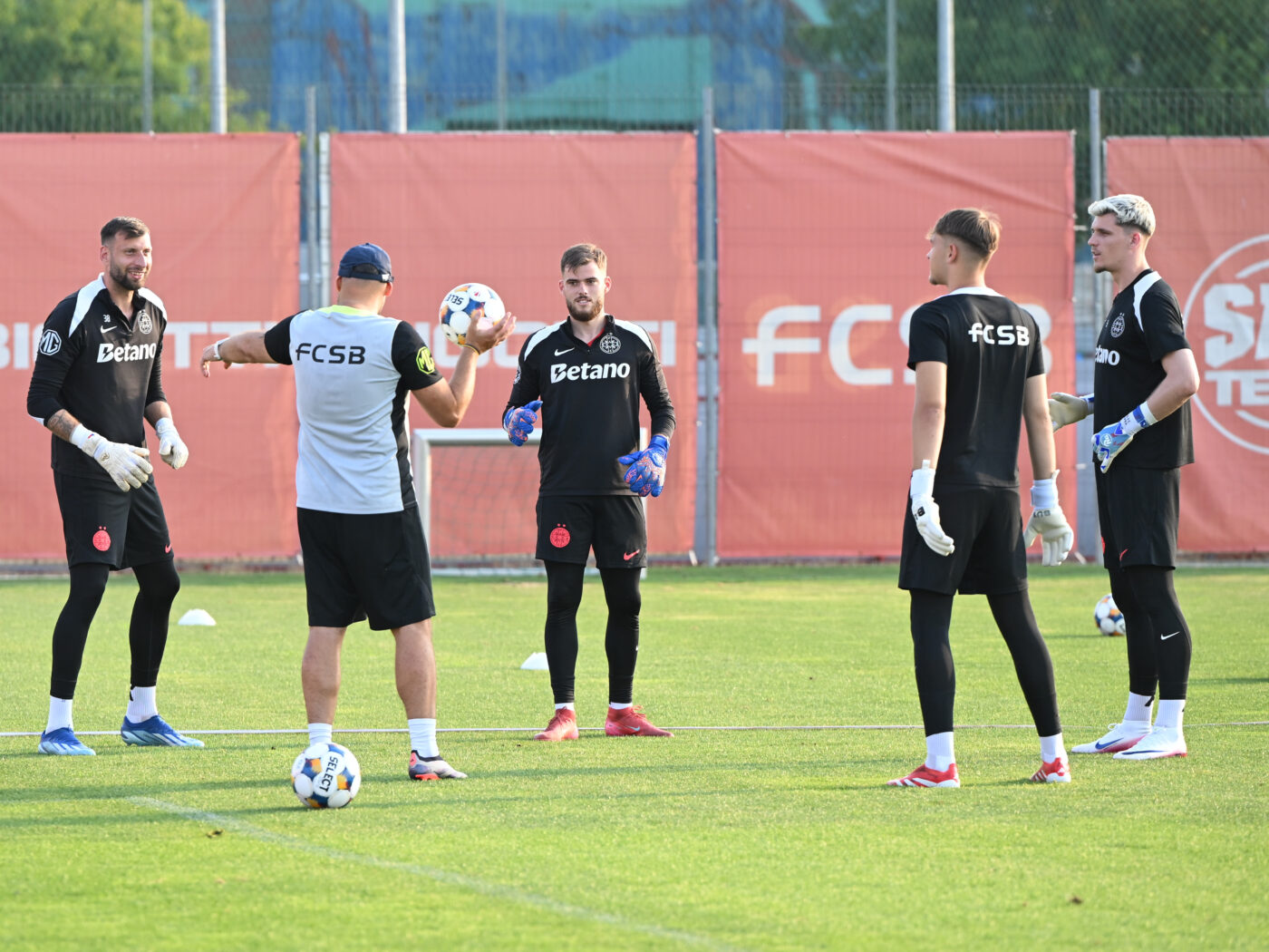 Cea mai grea dilemă pentru Gigi Becali: fotbalistul cu clauză de 10 milioane de euro sau „zidul din Cehia”