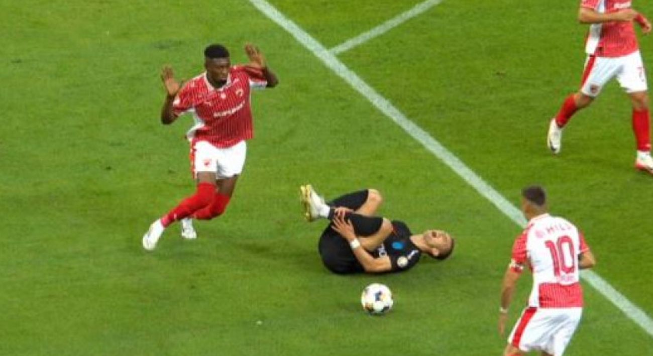 Fază controversată la penalty-ul acordat de Feşnic, arbitrul lăudat de Becali, pentru FCSB! Dinamoviştii au contestat vehement lovitura liberă acordată anterior