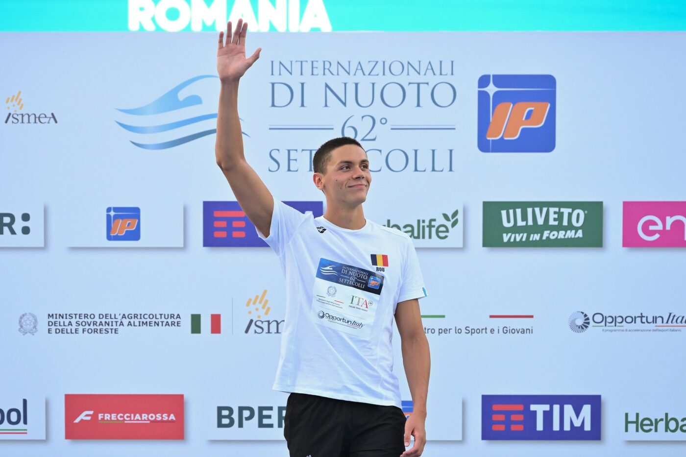 David Popovici, gest superb după medalia de aur de la 200 de metri liber! Cui i-a dedicat victoria: „Vreau să afle de la voi”
