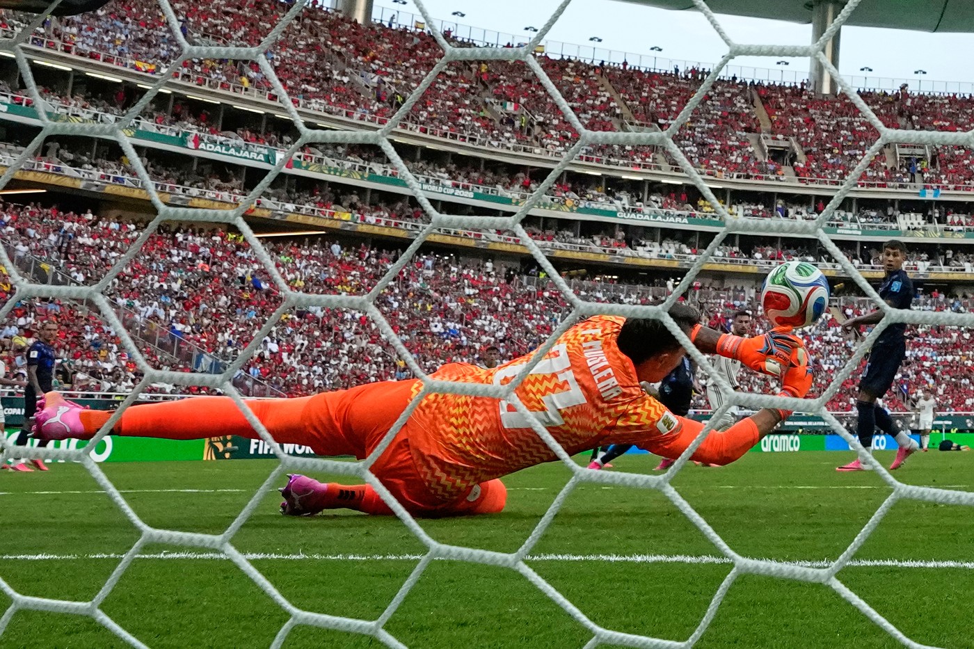 CM 2026 Marcelo Bielsa l-a dat de gol pe portarul Muslera! Scene rare: a cerut să fie înlocuit la pauză după gafa URIAȘĂ care a trimis Uruguayul acasă