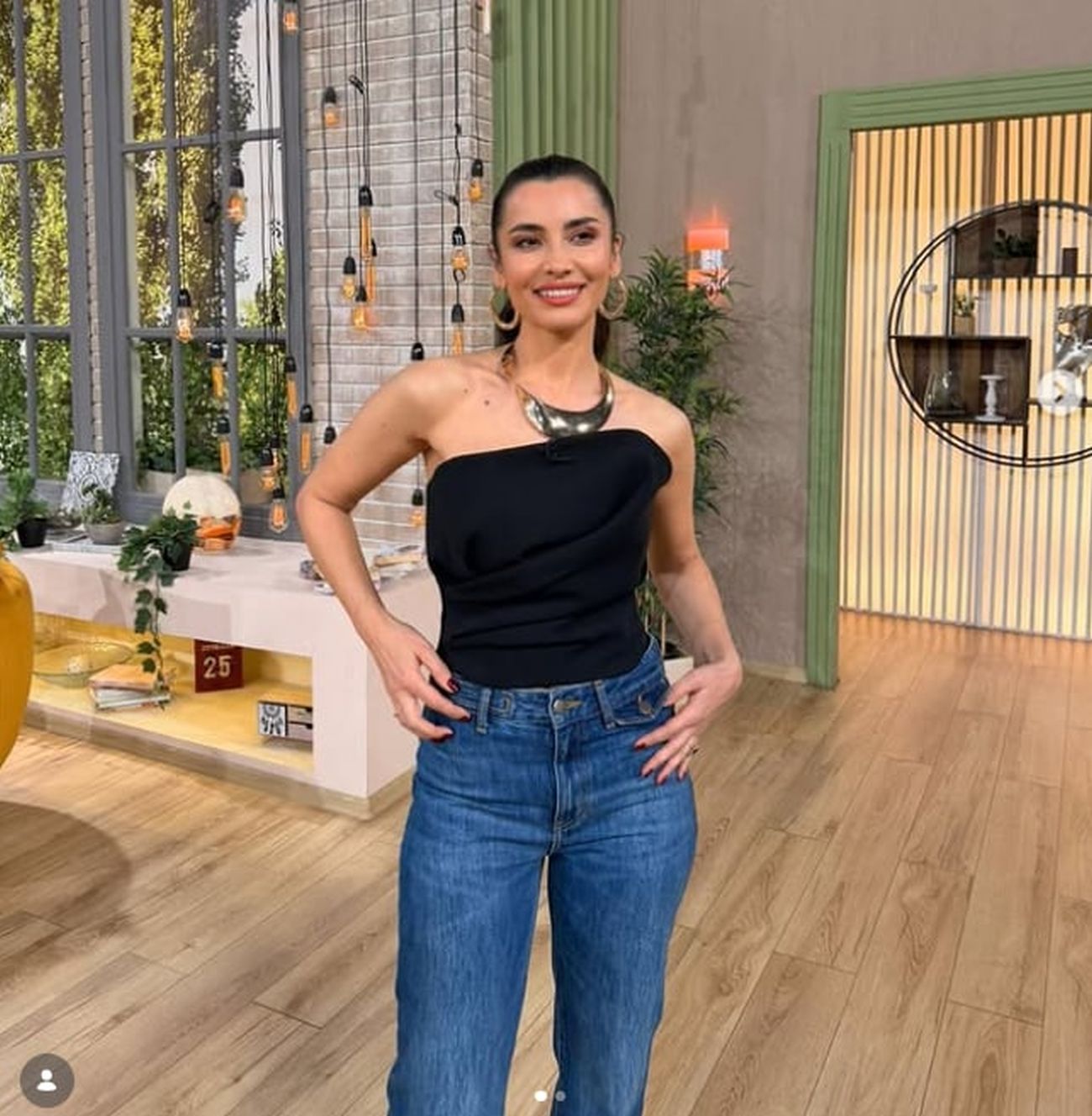 EXTRA Lili Sandu, fosta iubită a lui Bogdan Stelea, arată fabulos la 47 de ani în costum de baie