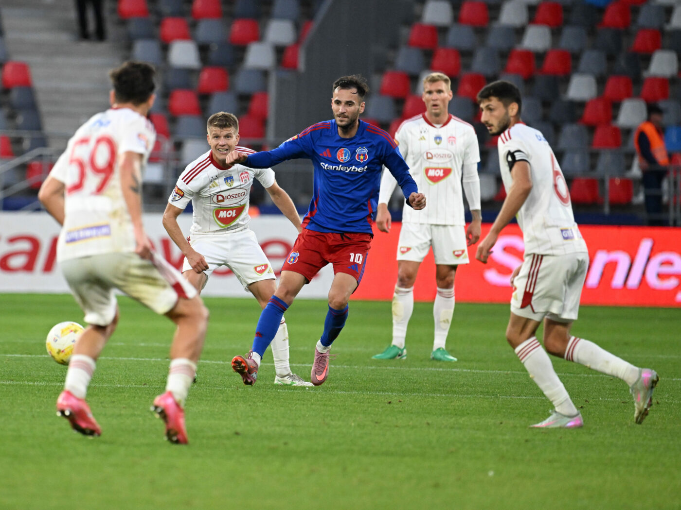 EXCLUSIV Poli Timișoara își face super echipă și a pornit asaltul pentru golgheter! Ce salariu de Superliga a fost pus pe masă