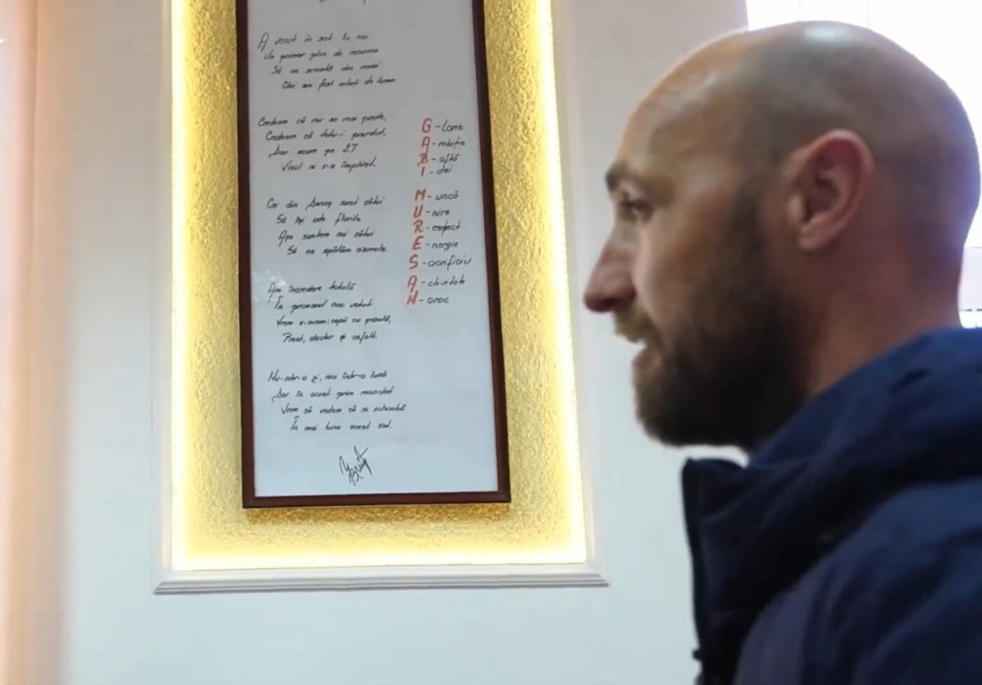 Emoționant! Poezia pe care Gabi Mureșan a înrămat-o în biroul său de primar: „A venit în sat la noi, un primar plin de renume, să ne scoată din noroi, căci am fost uitați de lume…”