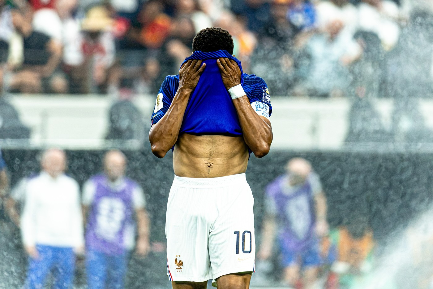 CM 2026 Les Bleus fără culoare: Mbappe, Dembele și Olise transformați în personaje de Charlie Hebdo. Cronica franceză de Cătălin Mureșanu la prima semifinală de Cupa Mondială
