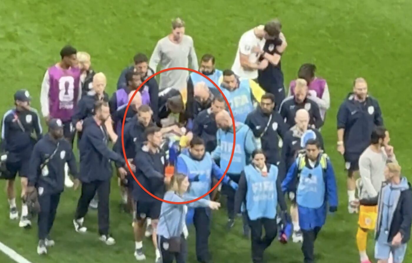 CM 2026 Accidentare șocantă în timp ce sărbătorea calificarea cu Mexic! Fotbalistul Angliei, scos cu masca de oxigen, pe targă: „E la spital!”