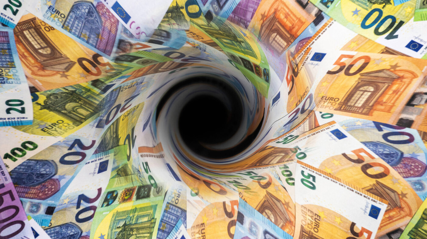EXTRA Acuză România că a cheltuit 231 de miliarde de euro în bătaie de joc: „Ne-au luat tot, petrol, gaze și pământ! E o RUȘINE!”