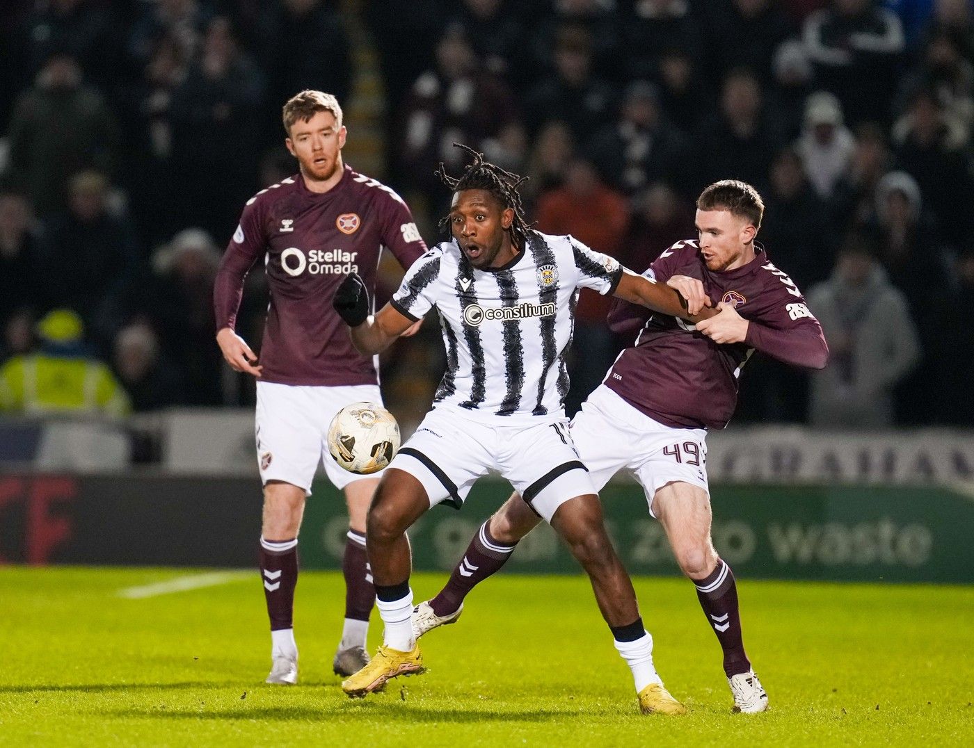 Atacant cu meciuri în Premier League, legitimat în Superliga