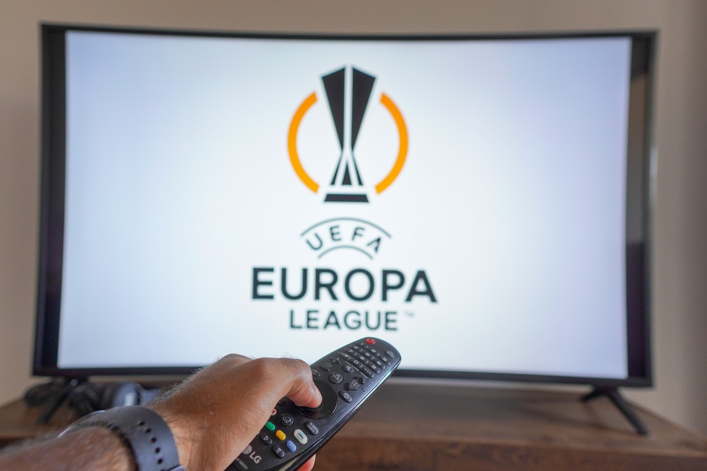 Cine transmite la TV Dinamo Kiev – U Cluj