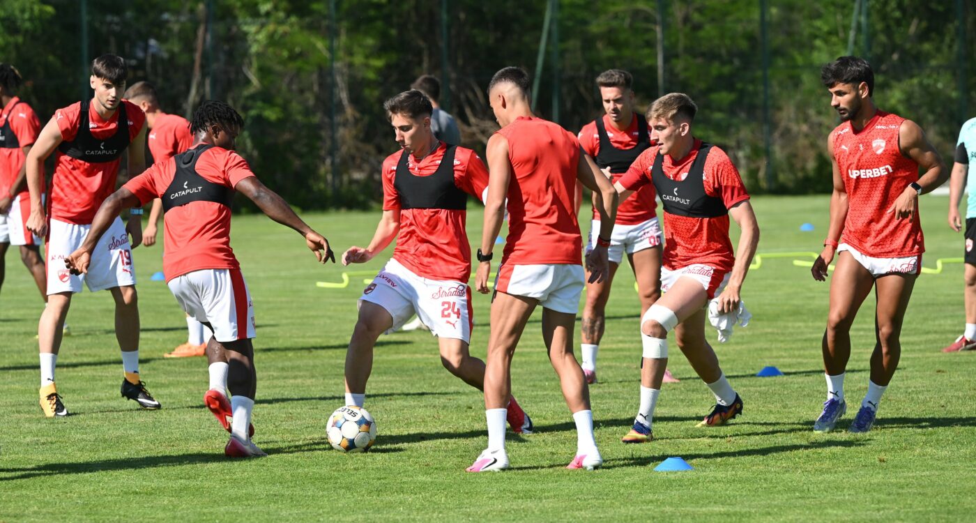 Doi fotbaliști, OUT de la Dinamo dintr-un foc! Clubul le-a reziliat contractele