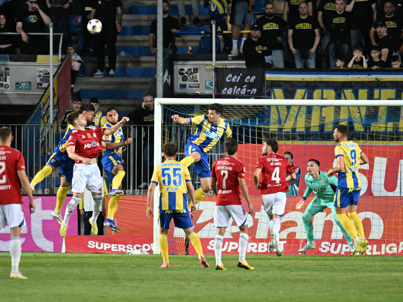 MERCATO Echipă din Superliga, în pericol de faliment? „Nu știu ce vor face! Au adus 15 fotbaliști, care au fiecare peste 7-8000 de euro salariu”. EXCLUSIV