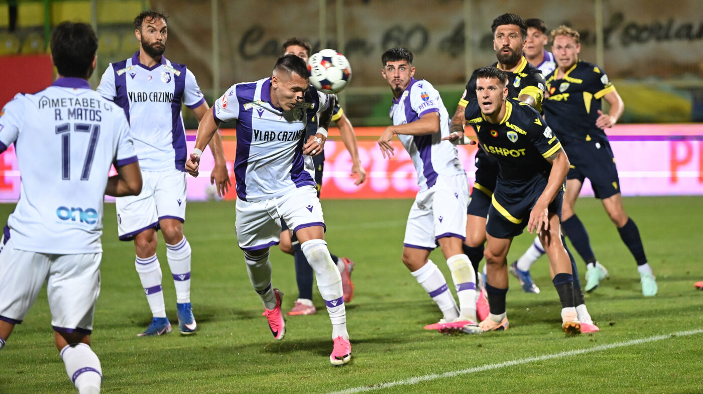 FC Argeș – Petrolul Ploiești 1-0, în etapa 2 din Superliga. Gazdele câștigă, deși au jucat toată repriza a doua în inferioritate