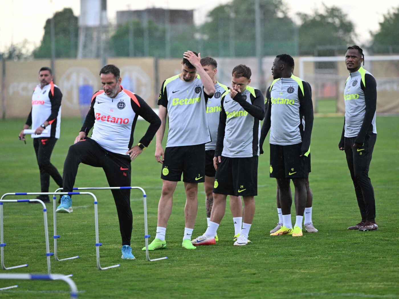 MERCATO Fotbalistul dat afară de Gigi Becali de la FCSB a semnat cu o nou-promovată!