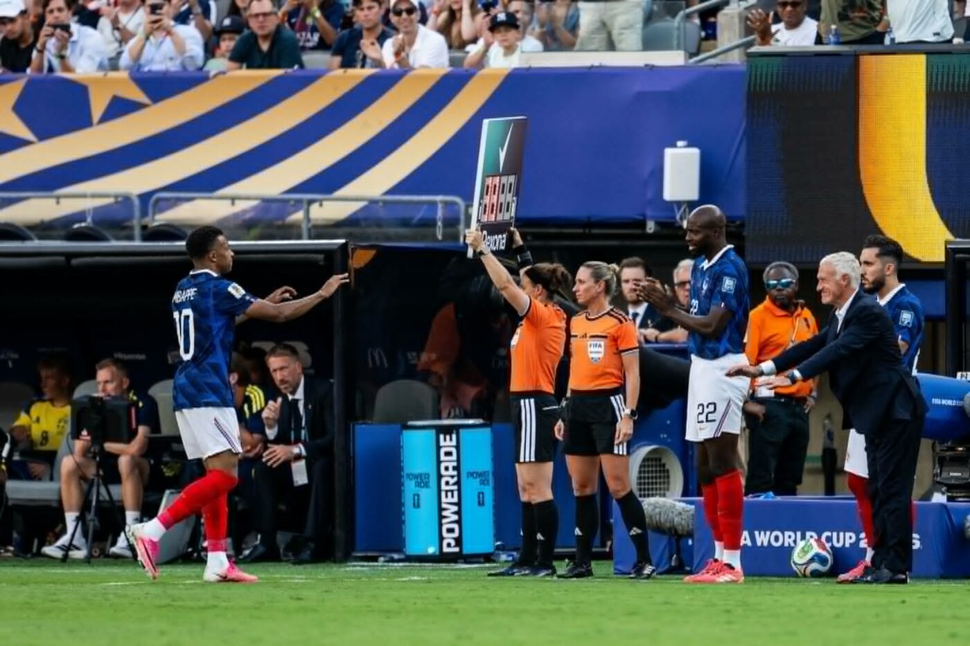 CM 2026 Gestul lui Didier Deschamps în fața „ucigașului” Kylian Mbappe face înconjurul planetei după Franța – Suedia 3-0! Nimeni nu se aștepta să-l vadă așa vreodată