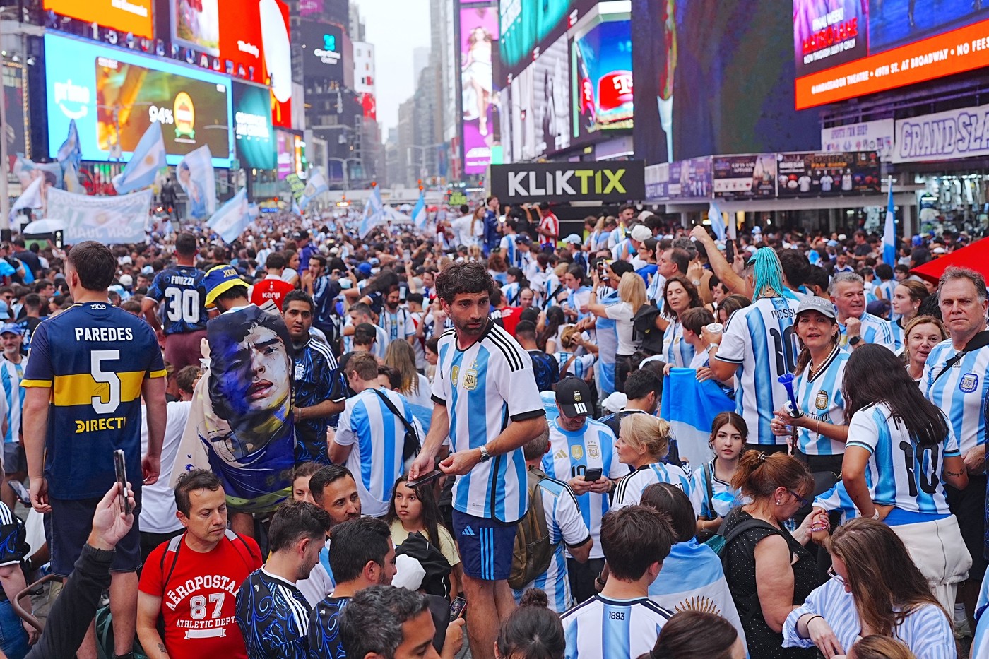 LIVEBLOG Imagini IREPETABILE în SUA! Sud-americanii au ocupat Time Square din New York înainte de Spania – Argentina, finala Cupei Mondiale