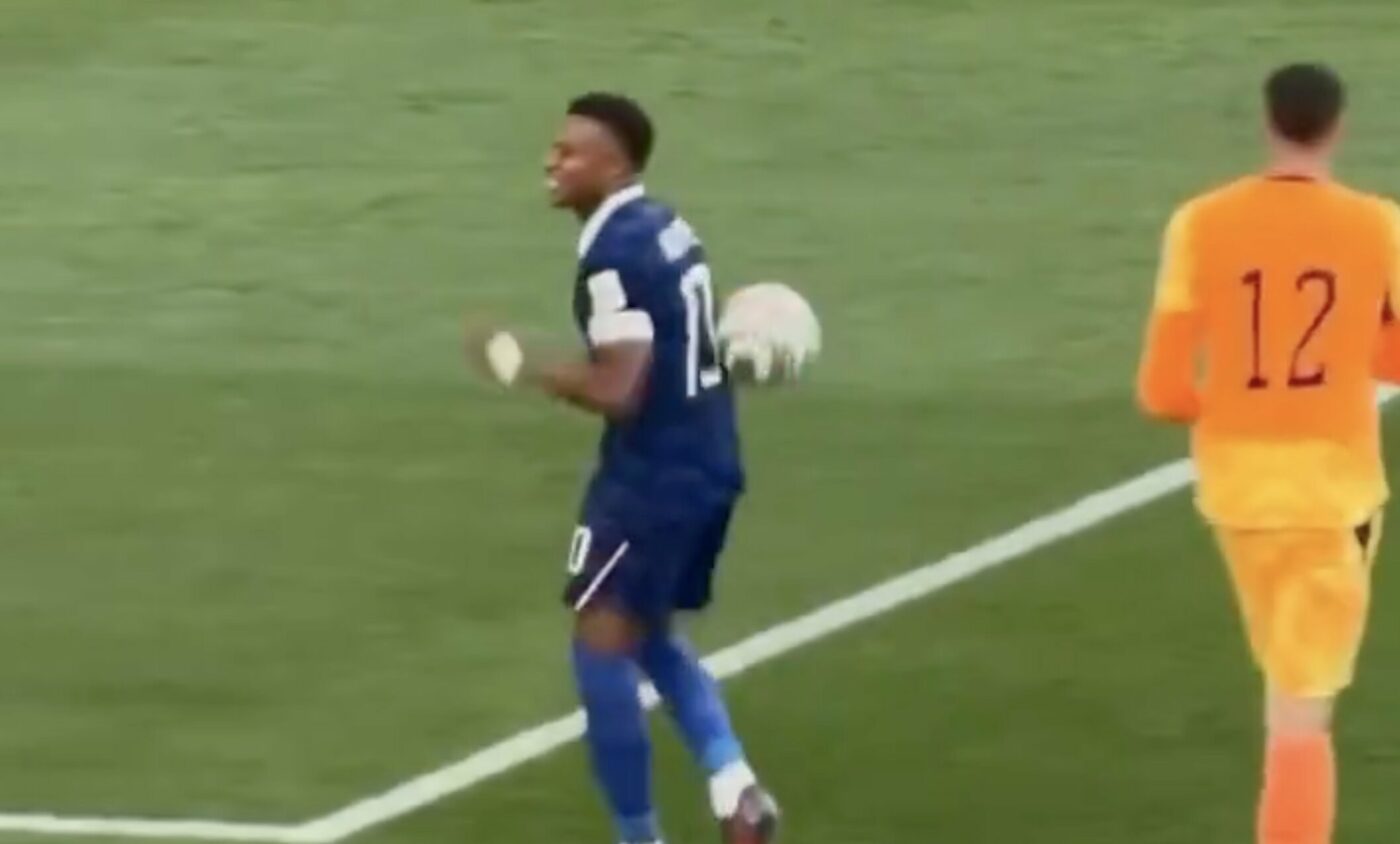 VIDEO Mbappe a refuzat să dea mâna cu adversarul, care apoi l-a lovit cu mingea: „Mi-am pierdut cumpătul!”